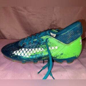 Puma Soccer cleats. Mens 9.5